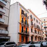 ...�scontrandosi� infine con due basse palazzine ottocentesche colorate tipiche del quartiere Madonnella